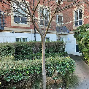 https://modern-2-bed-apt-in-egham-high-street-with-private.brighton-hotels-england.com